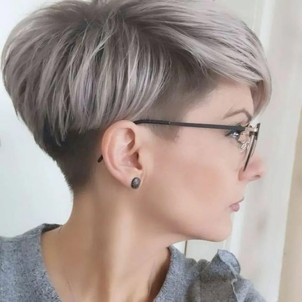 Покажи женские стрижки Popular Short Pixie Haircuts For Women 30 Coupe de cheveux courte, Coiffures pix