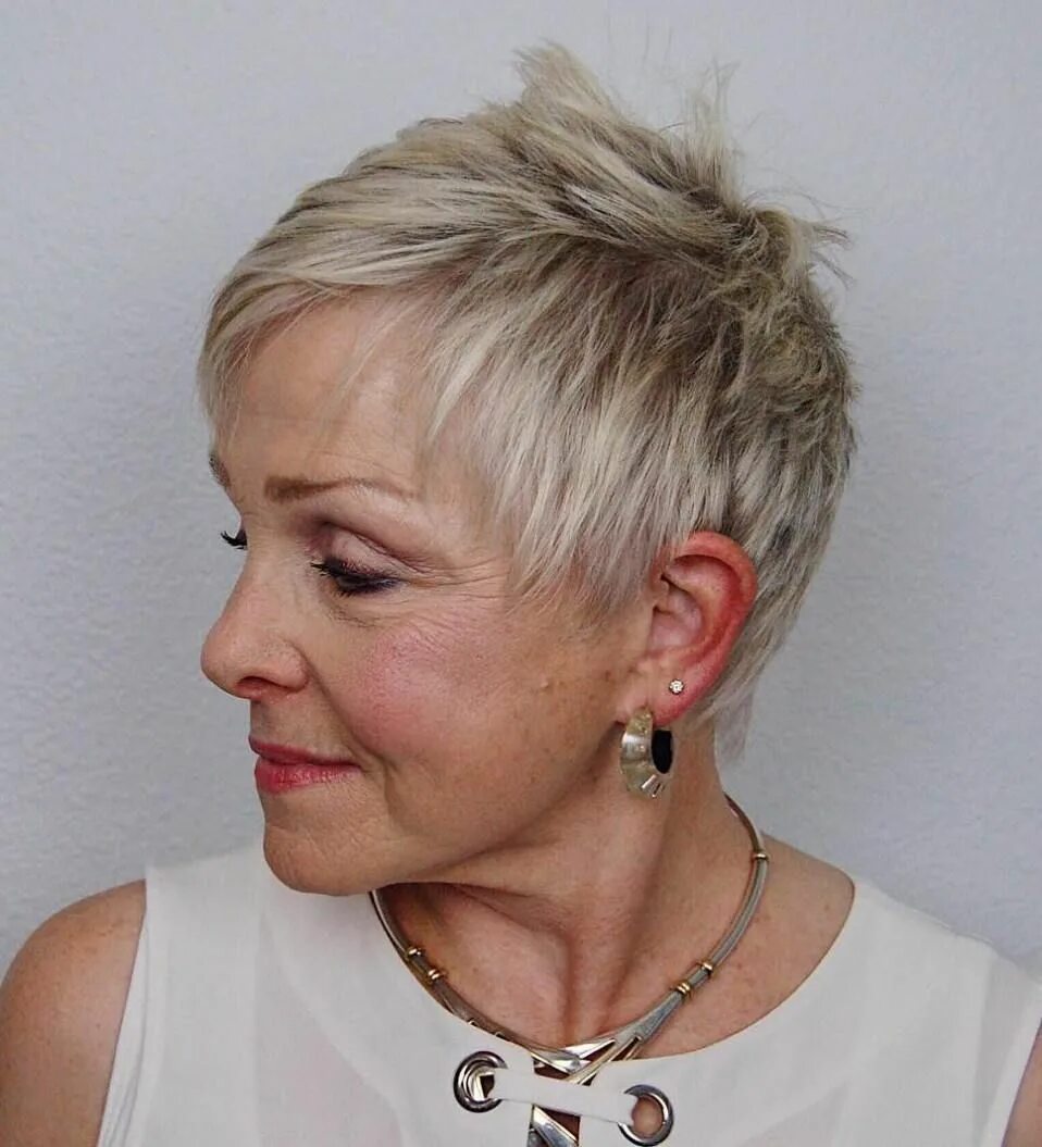 Покажите короткие прически для женщин Short Spiky Pixie Over 60 Cool short hairstyles, Short haircut styles, Short hai