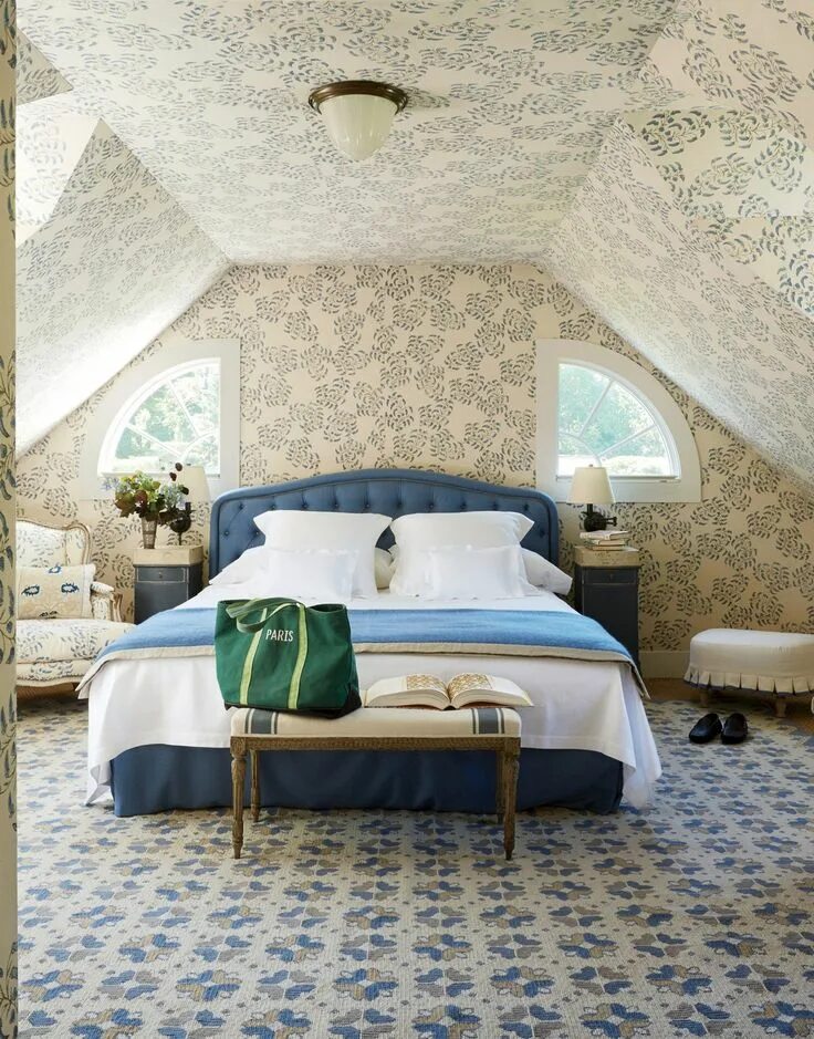 Поклейка обоев на мансарде со склоном фото Aim High: Statement Ceilings Are 2018’s Most Romantic and Dramatic Decor Trend D