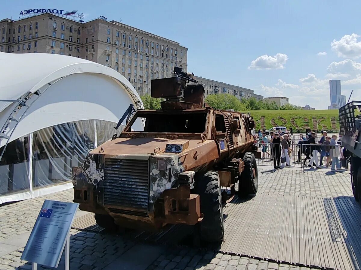 Поклонная гора военная техника фото Кто к нам с мечом придёт, тот будет выставлен в виде трофеев: выставка военной т