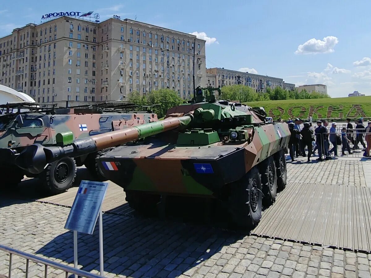 Поклонная гора военная техника фото Кто к нам с мечом придёт, тот будет выставлен в виде трофеев: выставка военной т