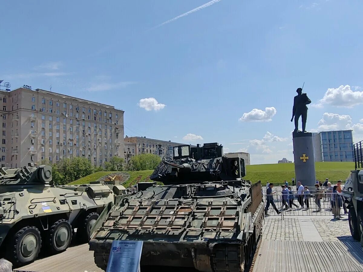 Поклонная гора военная техника фото Кто к нам с мечом придёт, тот будет выставлен в виде трофеев: выставка военной т