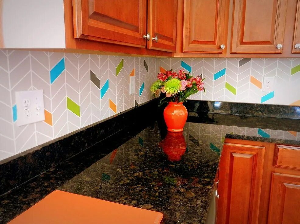 Покрашенная плитка на кухне фото Colorful Painted Kitchen Backsplash Diy kitchen backsplash, Diy backsplash, Kitc