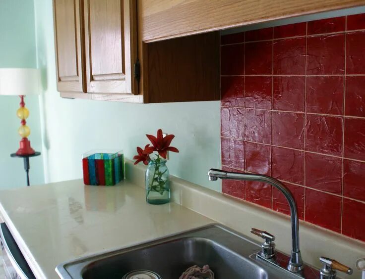 Покрашенная плитка на кухне фото I definitely want to keep with the red color in the kitchen... Kitchen backsplas