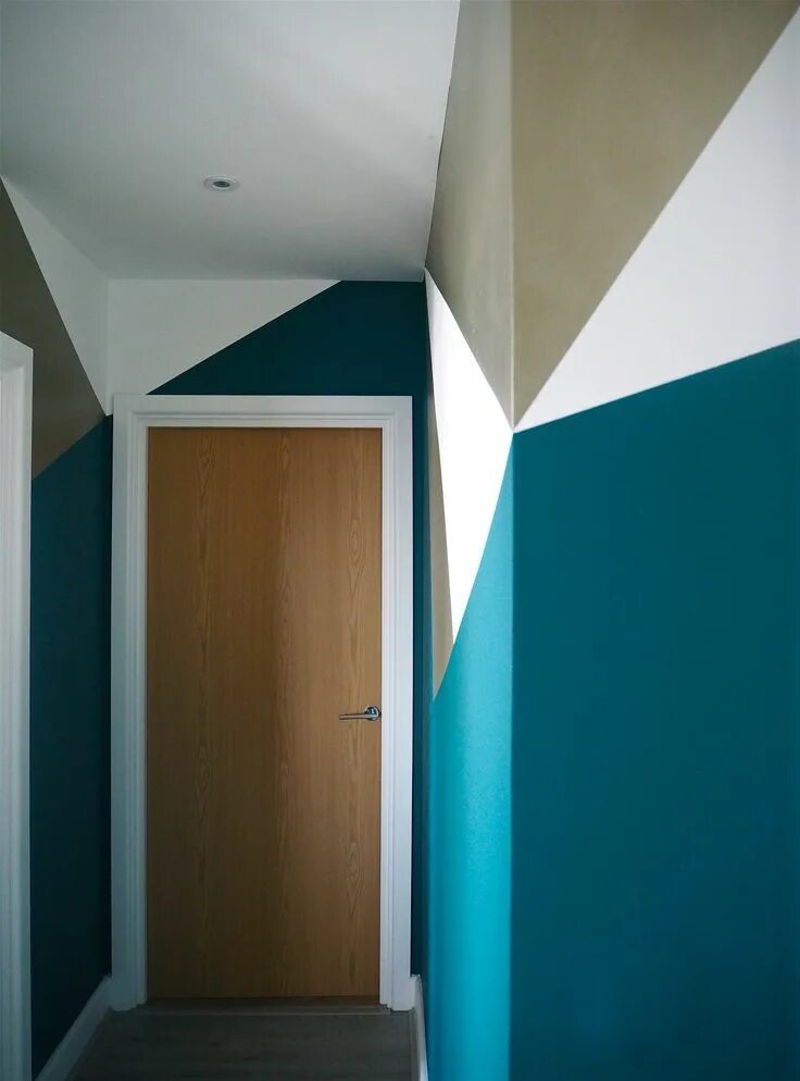 Покрашенные стены в коридоре фото Creating A Gold & Teal Geometric Paint Effect In A Hallway - MELANIE LISSACK INT