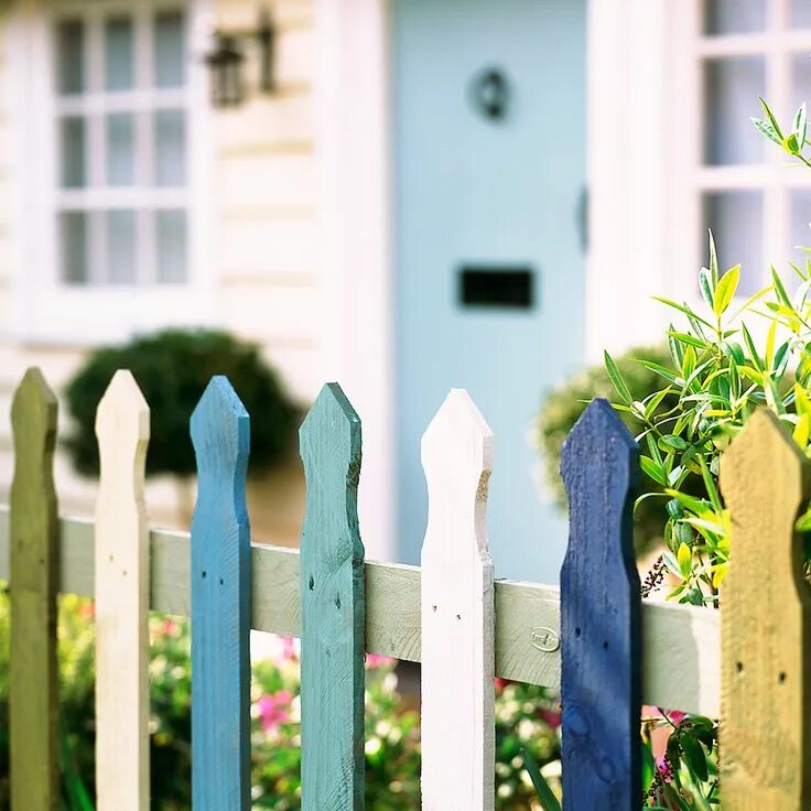 Покрашенный забор фото Garden fence ideas - 32 options that will give you showstopping boundaries Outdo