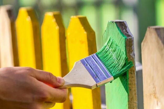 Покрашенный забор фото Premium Photo Painting a wooden fence with green paint. Repair . Wooden brush cl