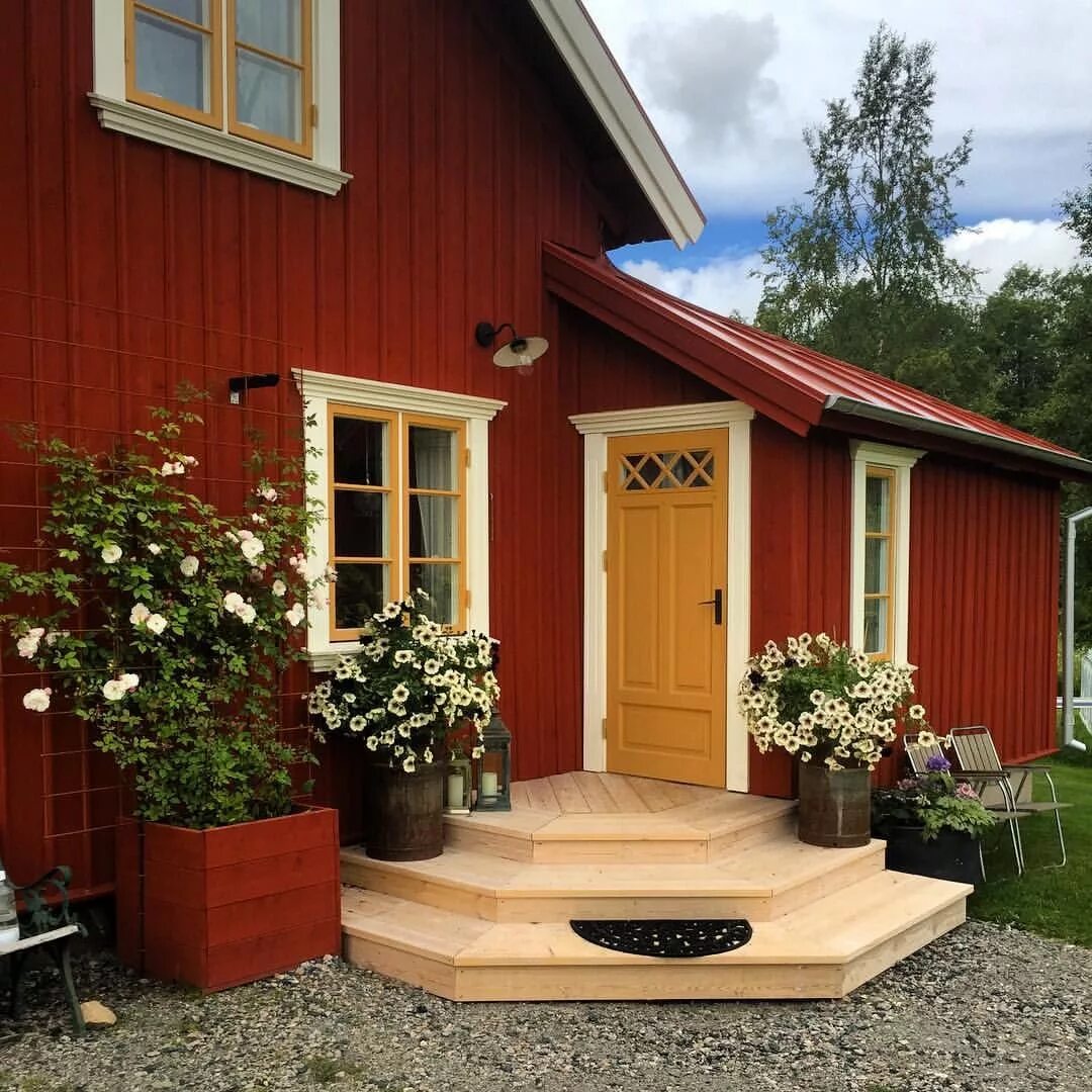 Покрасить дом на даче фото Rebecka Qvarnström on Instagram: "Äntligen en trapp och inte lastpallar. Det tog