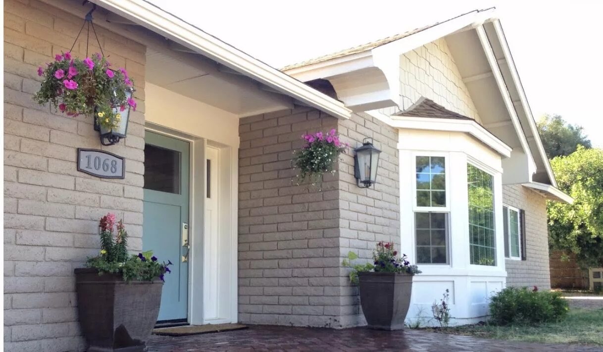 Покрасить кирпичный дом снаружи дизайн фото Exterior paint colors Door-Dunn Edwards mythical blue Brick-Valspar smoked oyste