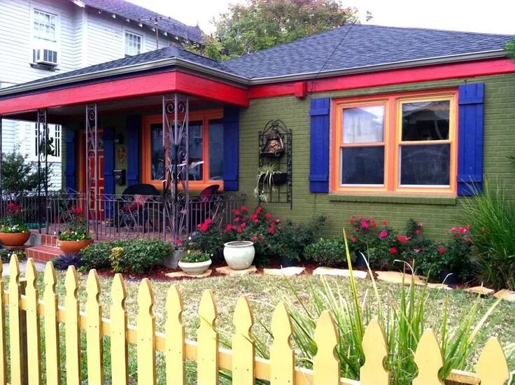 Покраска дачи фото Dispatch From New Orleans Exterior house colors, Exterior colors, Green house ex