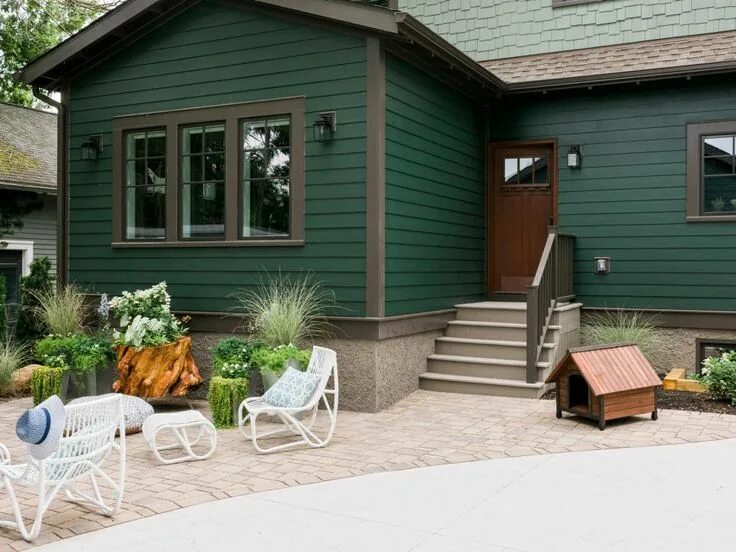 Покраска дачи фото Garage + Courtyard Pictures From HGTV Urban Oasis 2016 Green house exterior, Hou