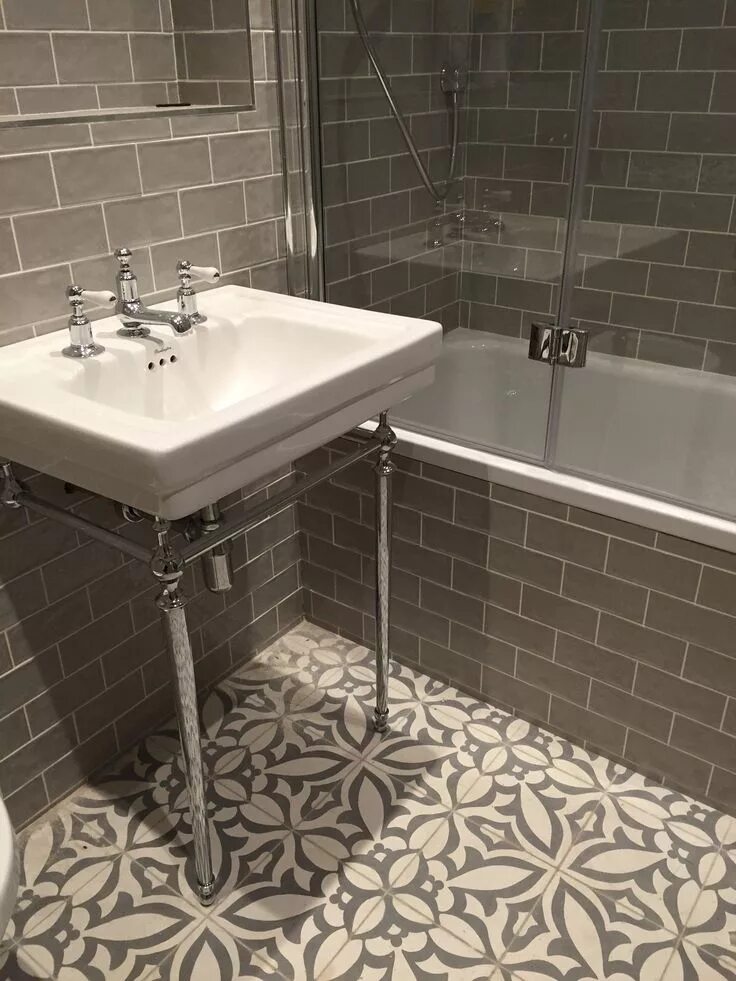 Покраска кафеля в ванной фото Vintage metro meets floral cement tiles in this stunning bathroom combination. #