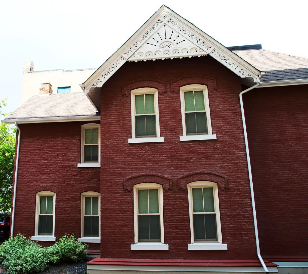 Покраска кирпичных домов снаружи фото Side of old brick house in Winnipeg's core Dave Shaver Flickr