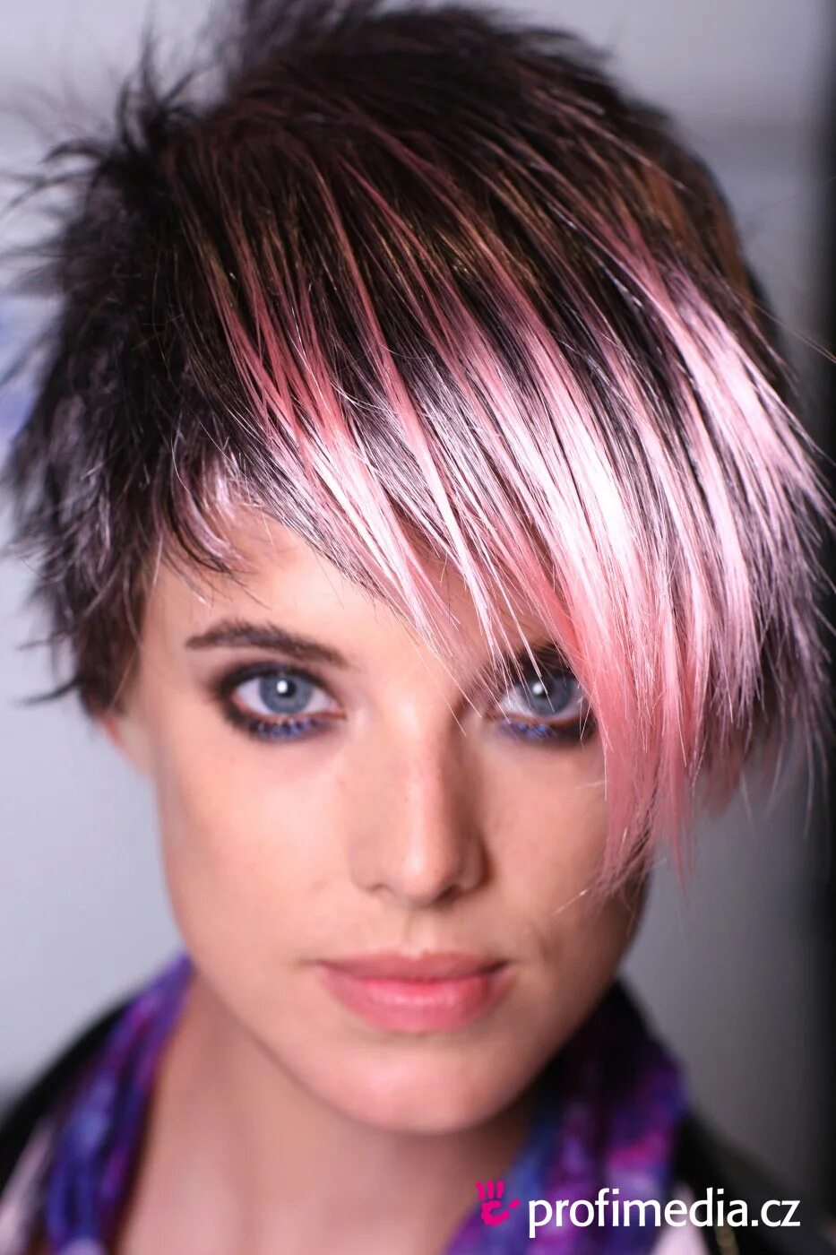 Покраска коротких волос двумя цветами фото Agyness Deyn - - hairstyle - easyHairStyler