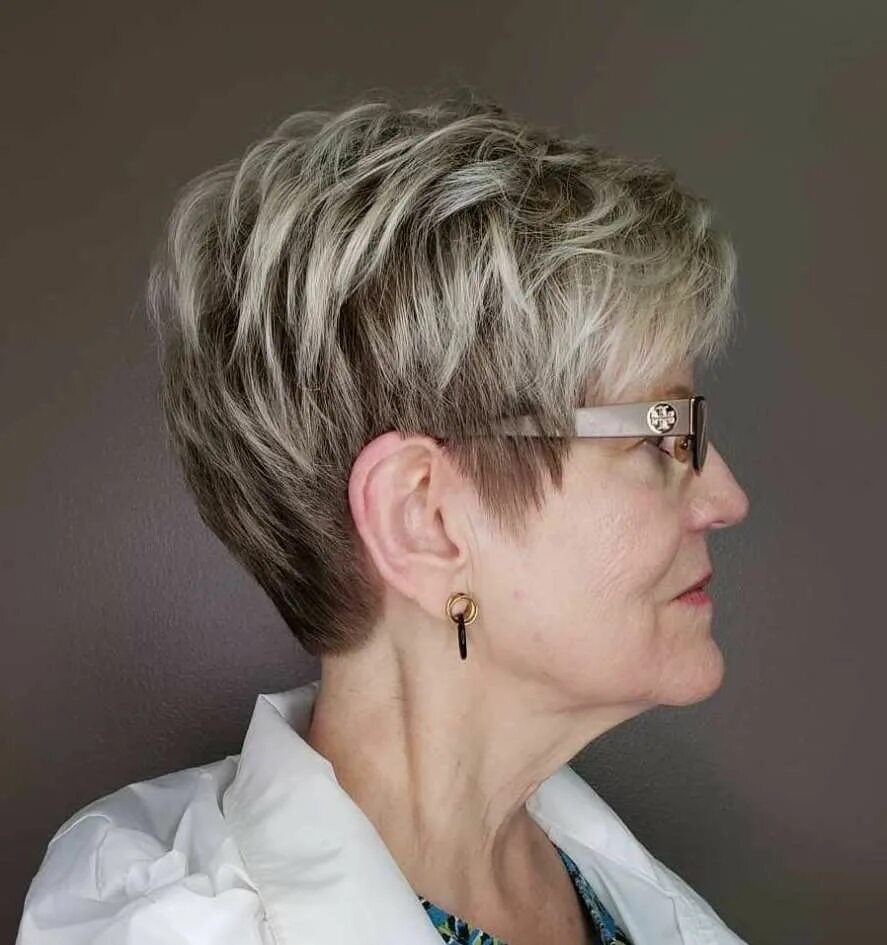 Покраска короткой стрижки для женщин Short Piece-Y Highlighted Pixie Over 50 Thick hair styles, Short hairstyles for 