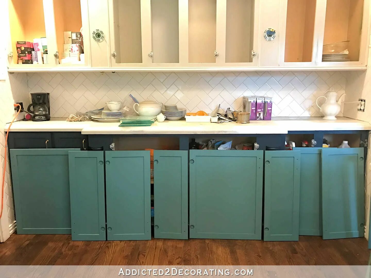 Покраска кухонного гарнитура фото Stunning Teal Paint Color for Kitchen Cabinets