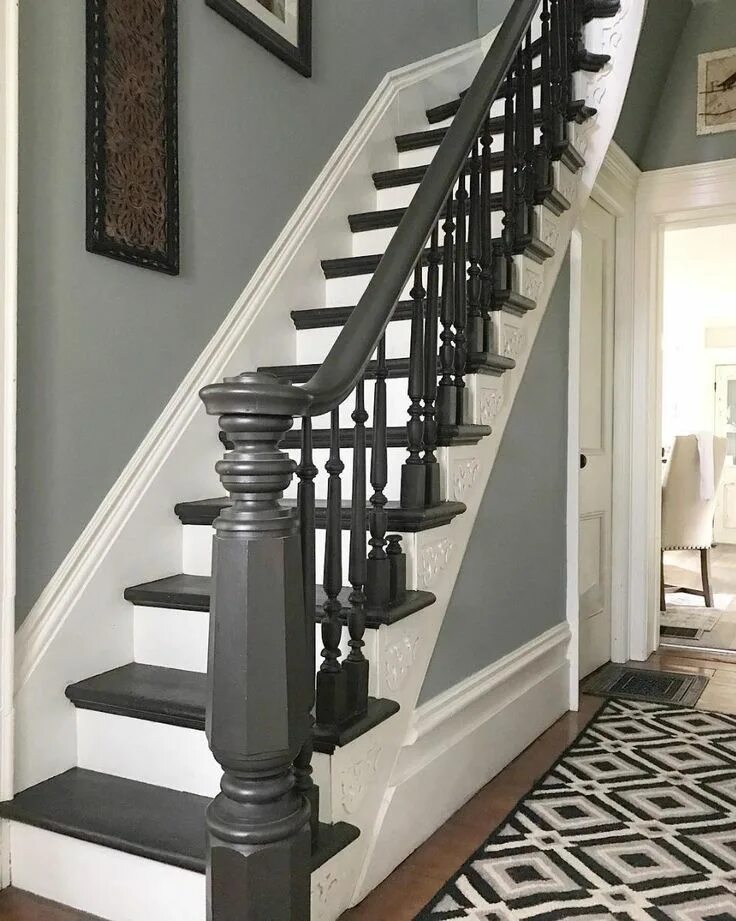 Покраска лестницы в доме фото Repaint a wood railing. House stairs, Stairway design, Stair remodel