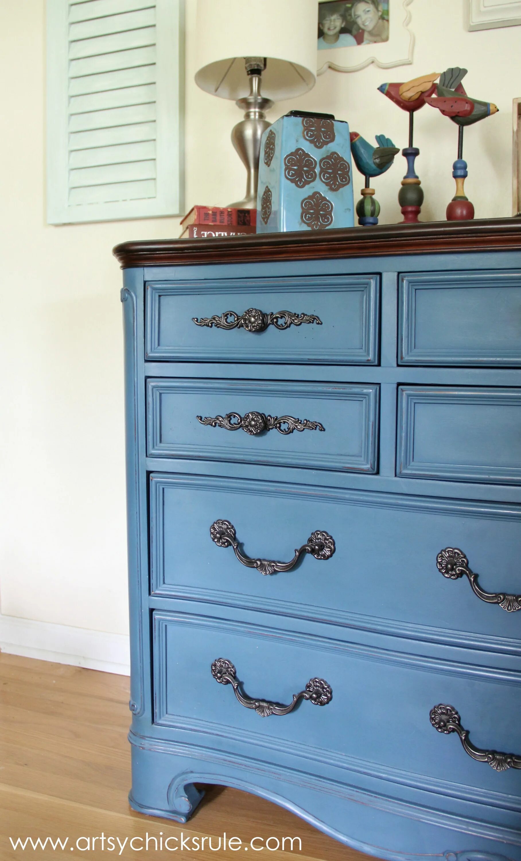 Покраска мебели фото Aubusson Blue Dresser Makeover (Best of Archives) Blue painted furniture, Shabby