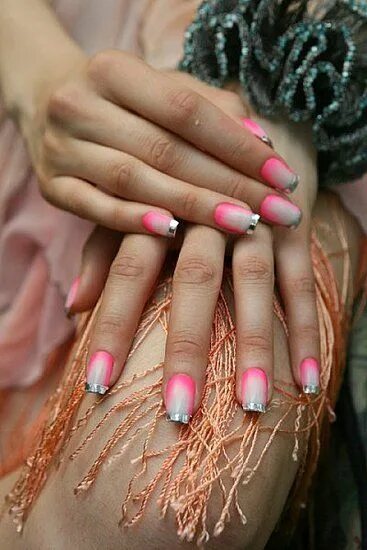 Покраска ногтей фото See Tons of Global Fashion Week Manicures Up Close Metallic nails design, Fashio