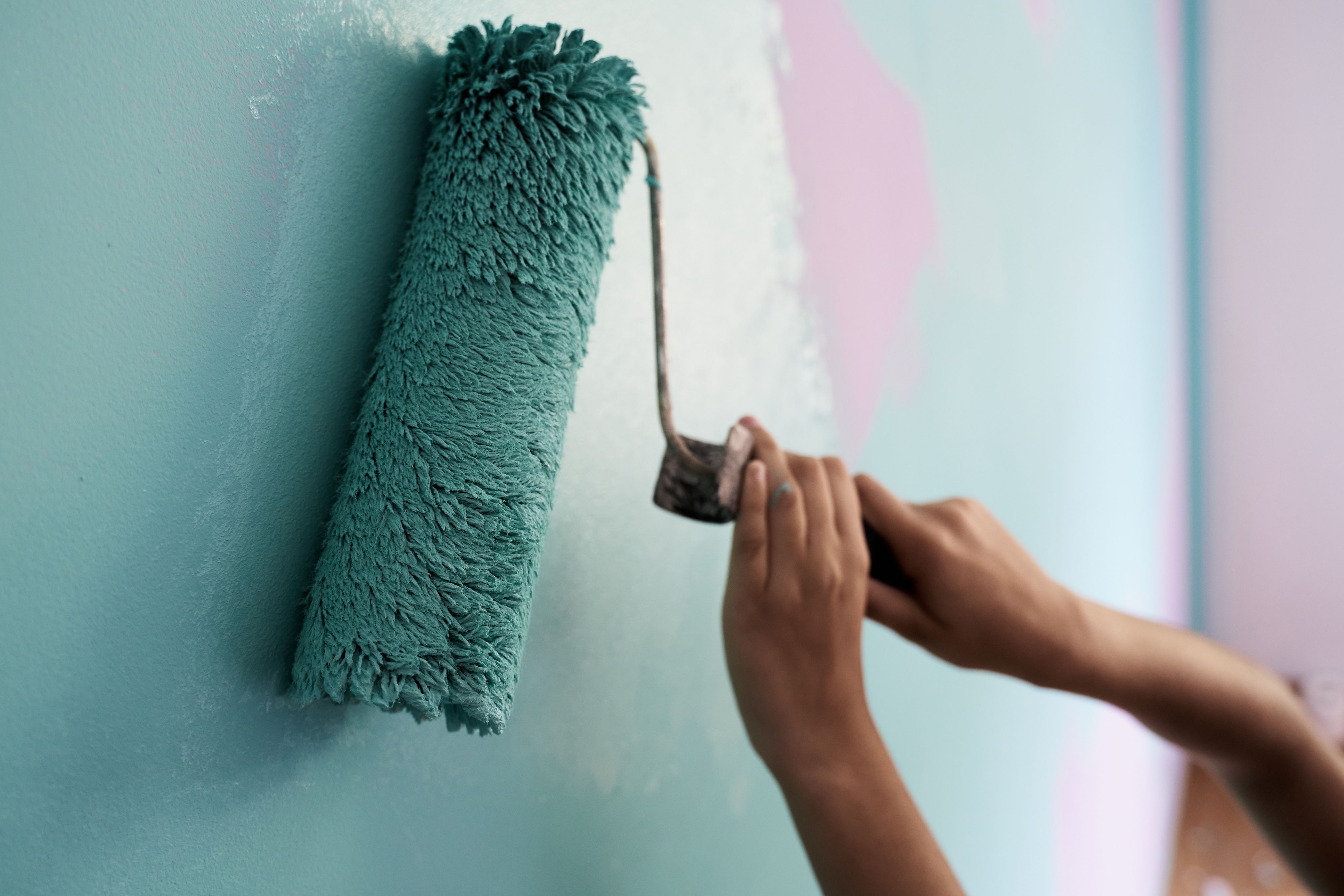 Покраска обоев краской фото Can You Paint Over Wallpaper? Here's What the Experts Say