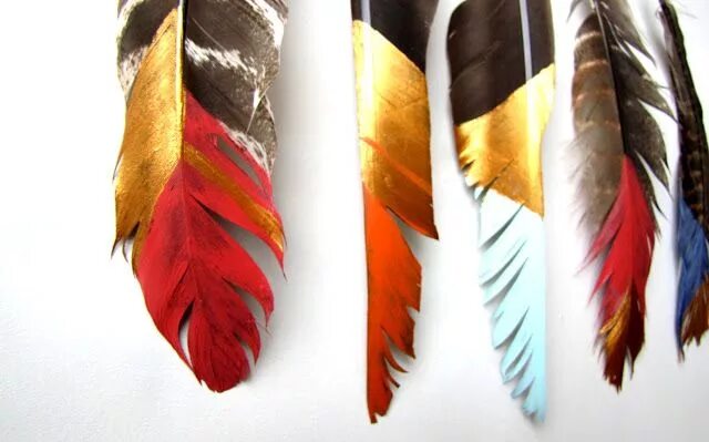 Покраска перьями фото DIY painted feather mobile from Needle and Nest Design Blog Feather painting, Fe