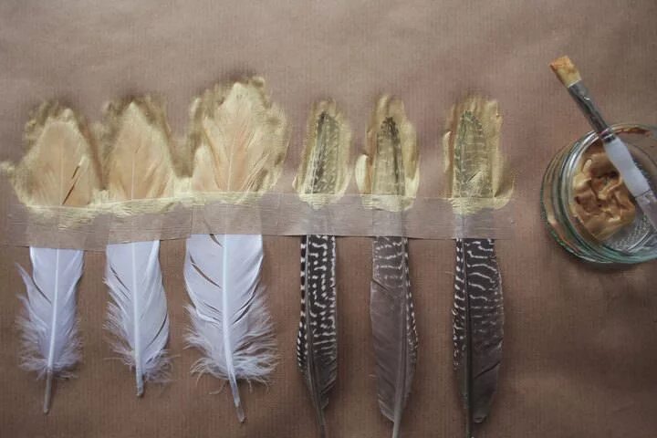 Покраска перьями фото DIY Tutorial: Gold Dipped Feathers - Boho Wedding Blog Feather diy, Feather craf