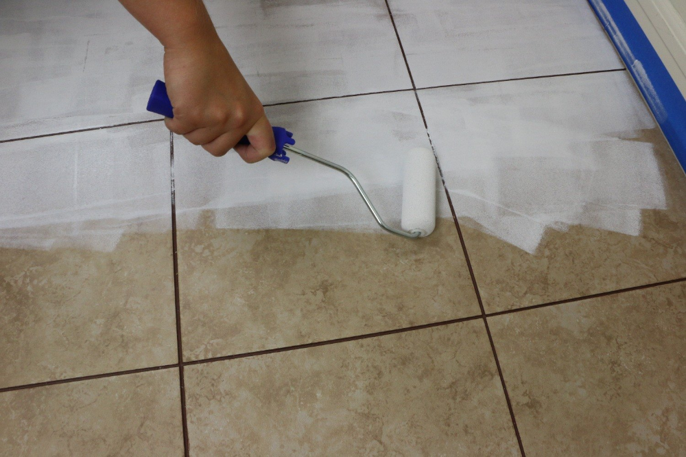 Покраска плитки фото How To Paint A Floor With A Tile Stencil Patterned floor tiles, Tile floor, Tile