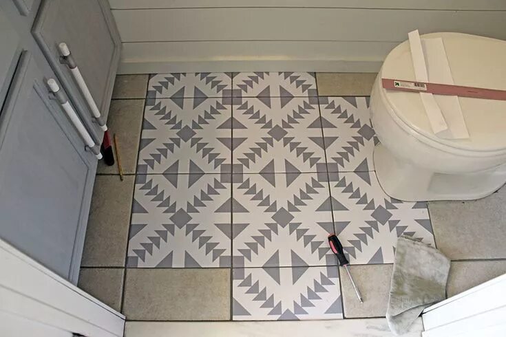 Покраска плитки фото Floor Stickers in The Bathroom! - The Honeycomb Home Floor stickers, Diy bathroo