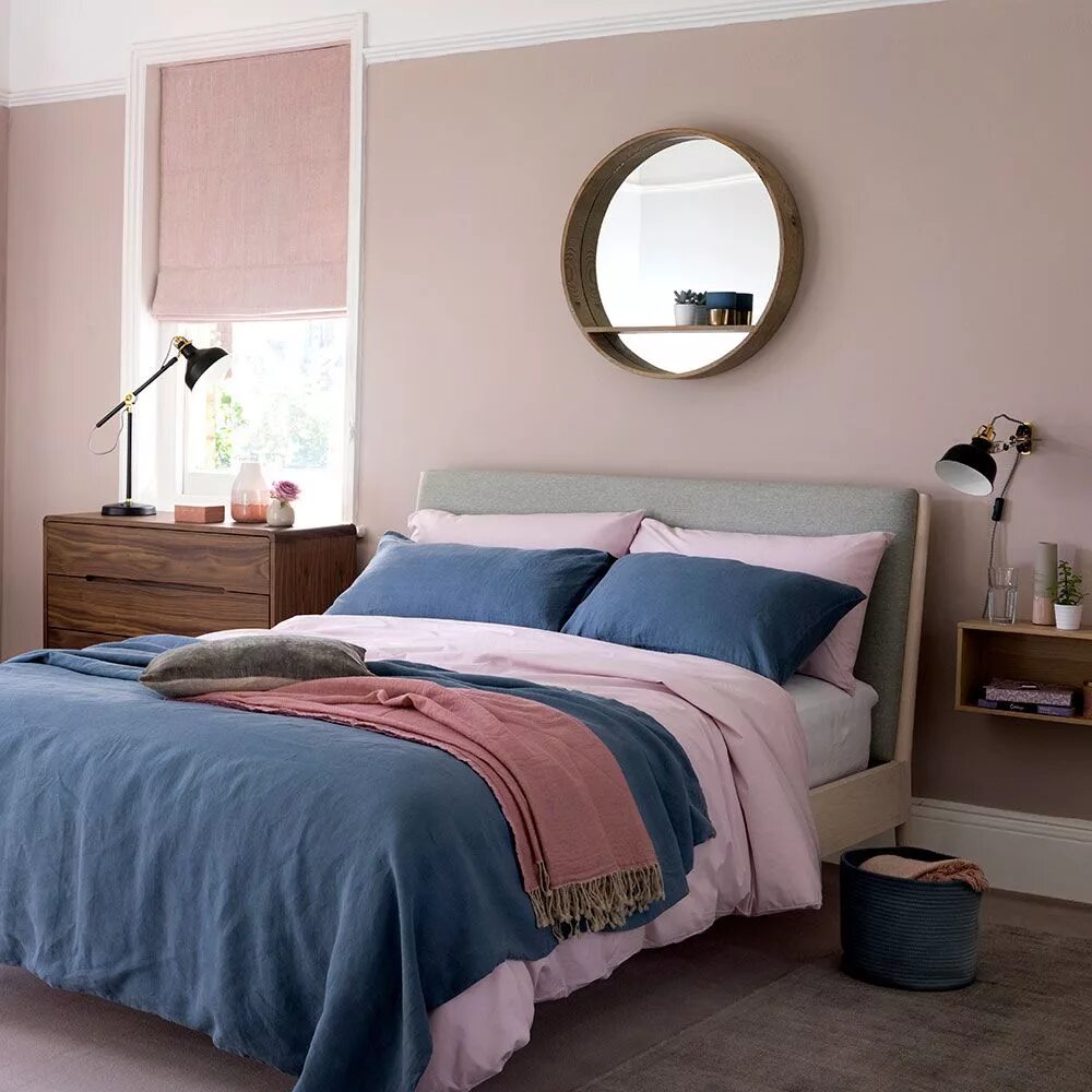 Покраска спальни цвета фото Relaxed-Scandi-bedroom-in-blush-pink-and-denim-blue Blue and pink bedroom, Pink 