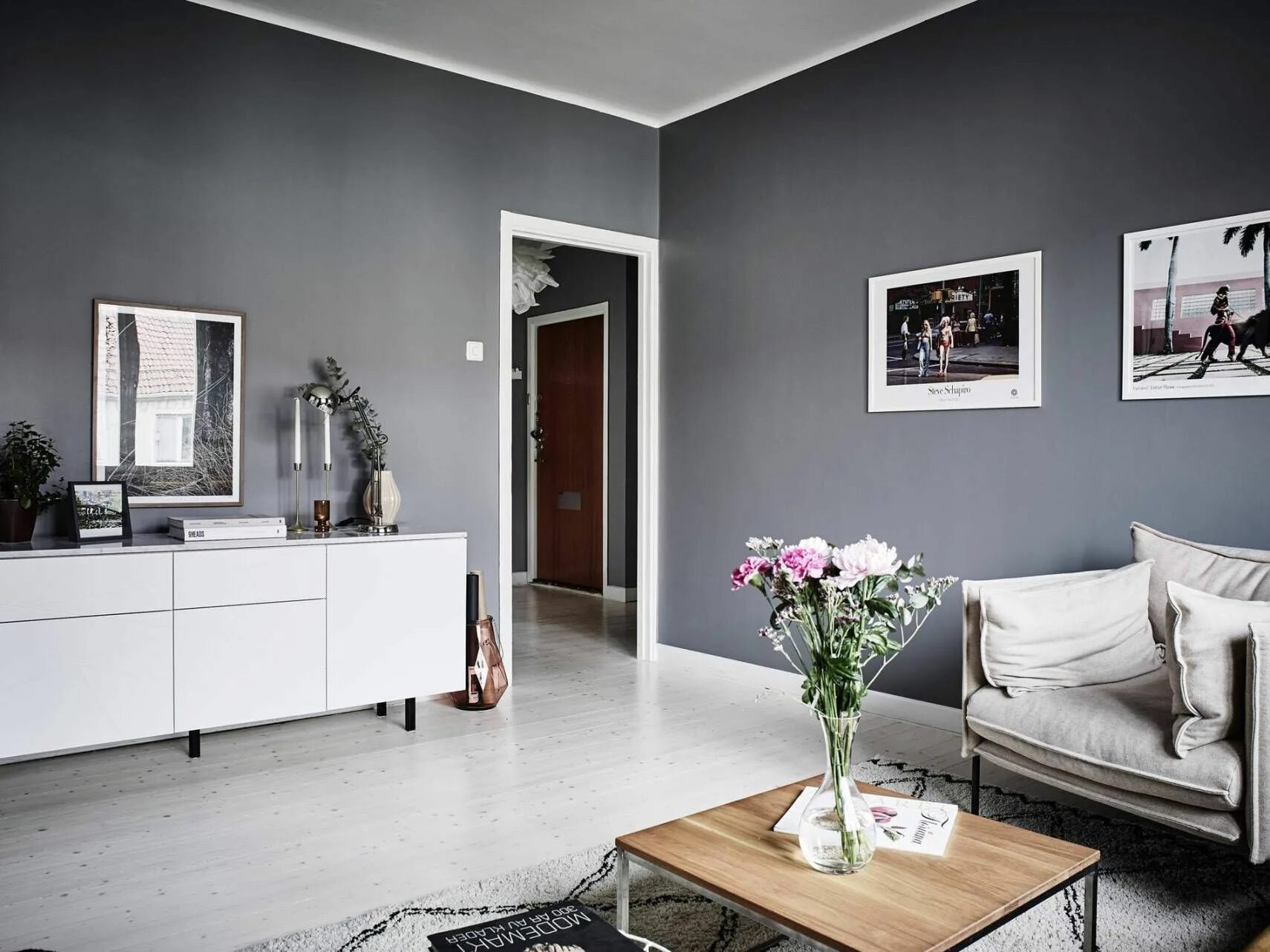 Покраска стен серый оттенок интерьер Dark walls and a bright kitchen - COCO LAPINE DESIGN Living room grey, Living ro