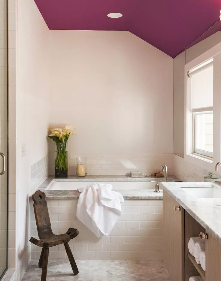 Покраска стен в ванне фото Bathroom Design Tips from The Novogratz Banheiro, Teto roxo, Decoração de casa