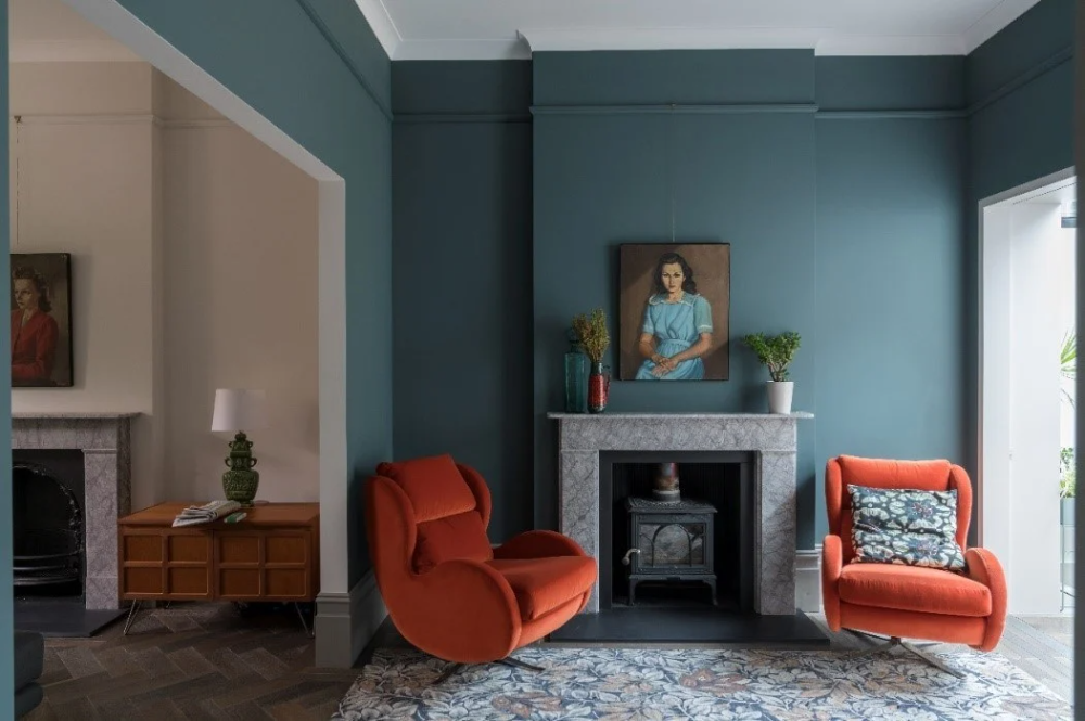 Покраска в интерьере фото Like: Colour scheme, orange chair and ink/blue walls Redecorate living room, Blu