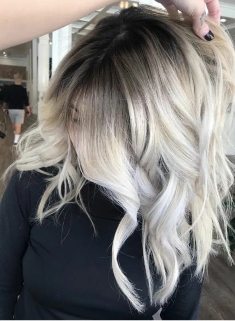 Покраска волос корни темные фото Pin by Emma Dubs on Self Care Dark roots blonde hair, Icy blonde hair, Blonde ha