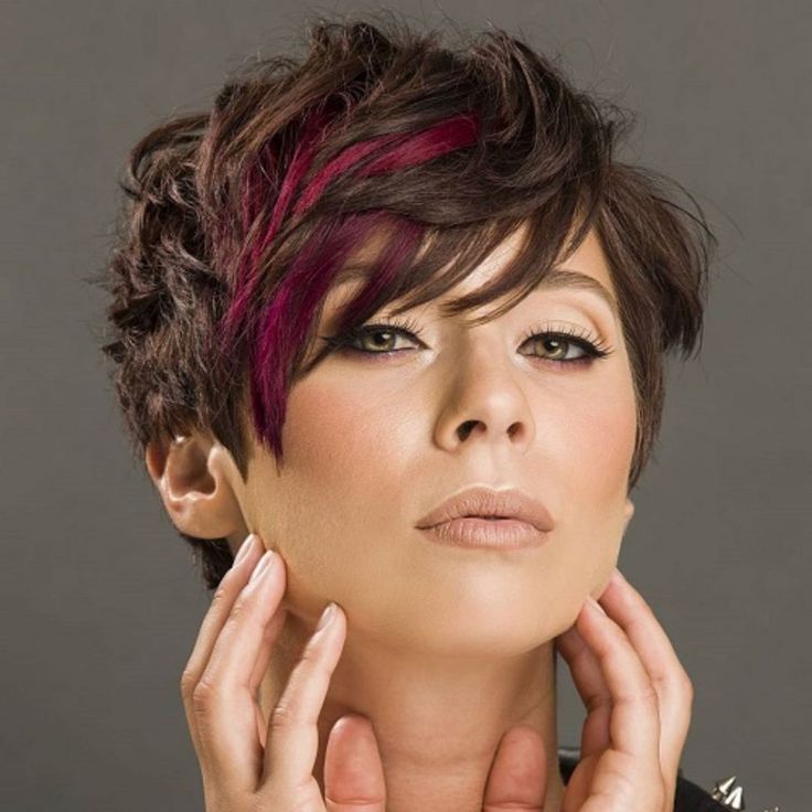 Покраска волос коротких стрижек для женщин Long Brown Pixie With Burgundy Peekaboo Highlights Short hair highlights, Short 