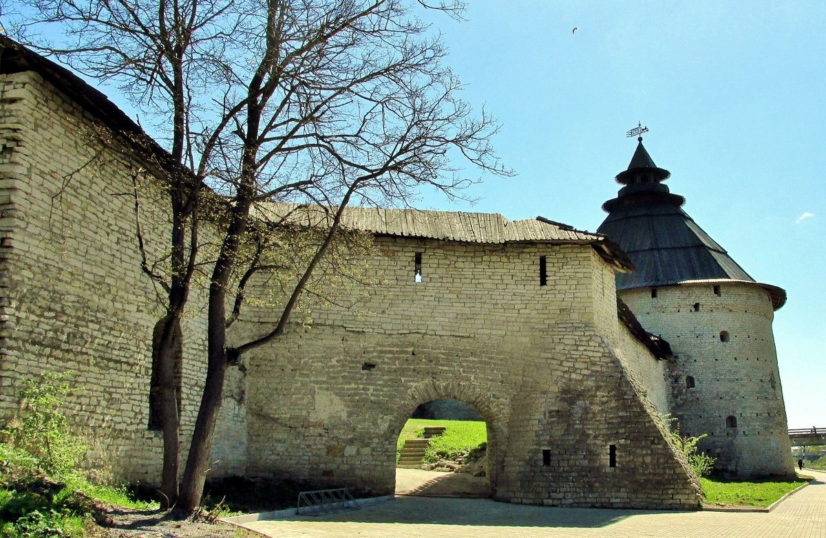 Покровская башня псков фото Достопримечательности Пскова. Расскажем, что посмотреть и куда сходить OKvest - 