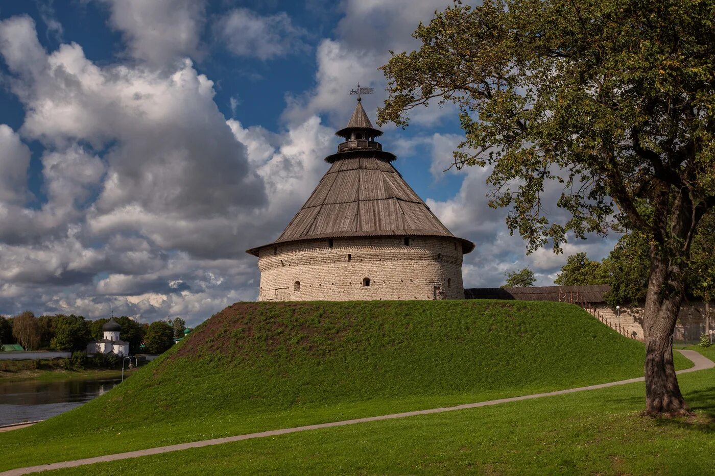 File:Покровская Башня. Псков. Pokrovskaya Tower. Pskov.jpg - Wikimedia Commons