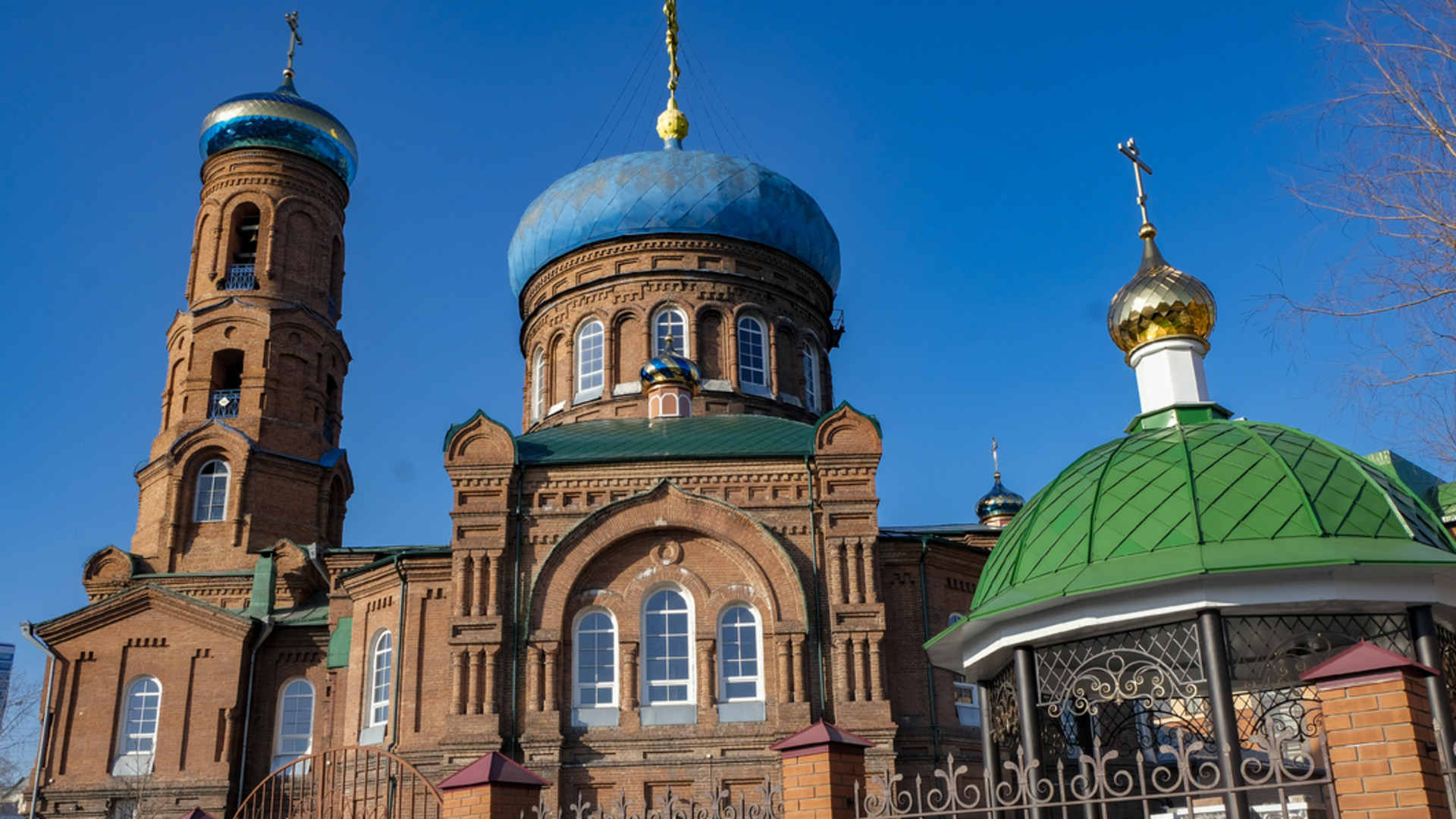 Покровский собор барнаул фото "Там, где горят купола золоченые". Как в Барнауле разоряли и восстанавливали хра