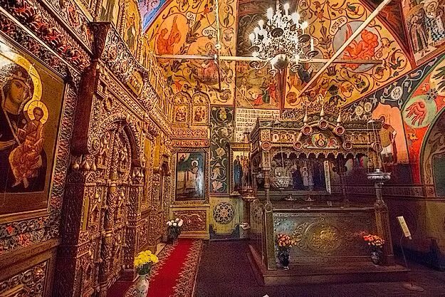 Покровский собор в москве фото внутри Ornate, gilded interior of St. Basil's Cathedral in Moscow's Red Square St basil