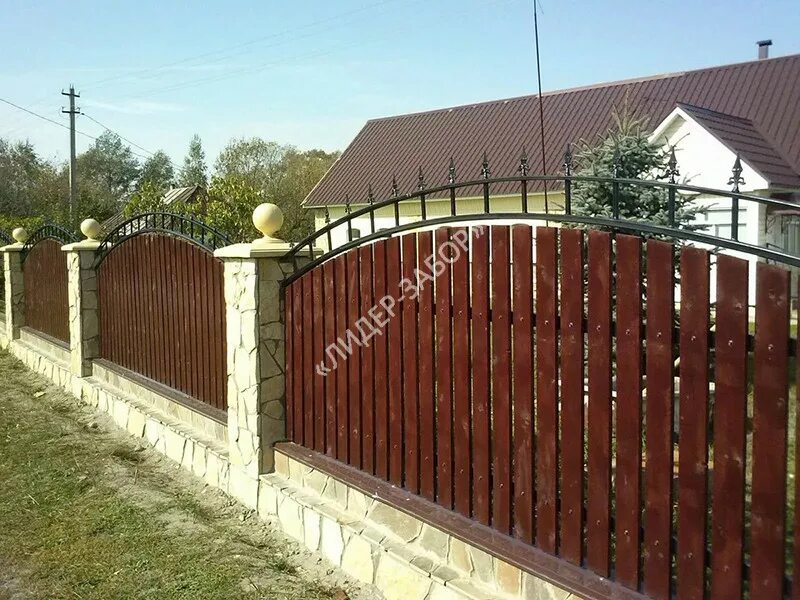 File:Moscow, fence around abandoned buildings in Sokolniki Park (30858494633).jp