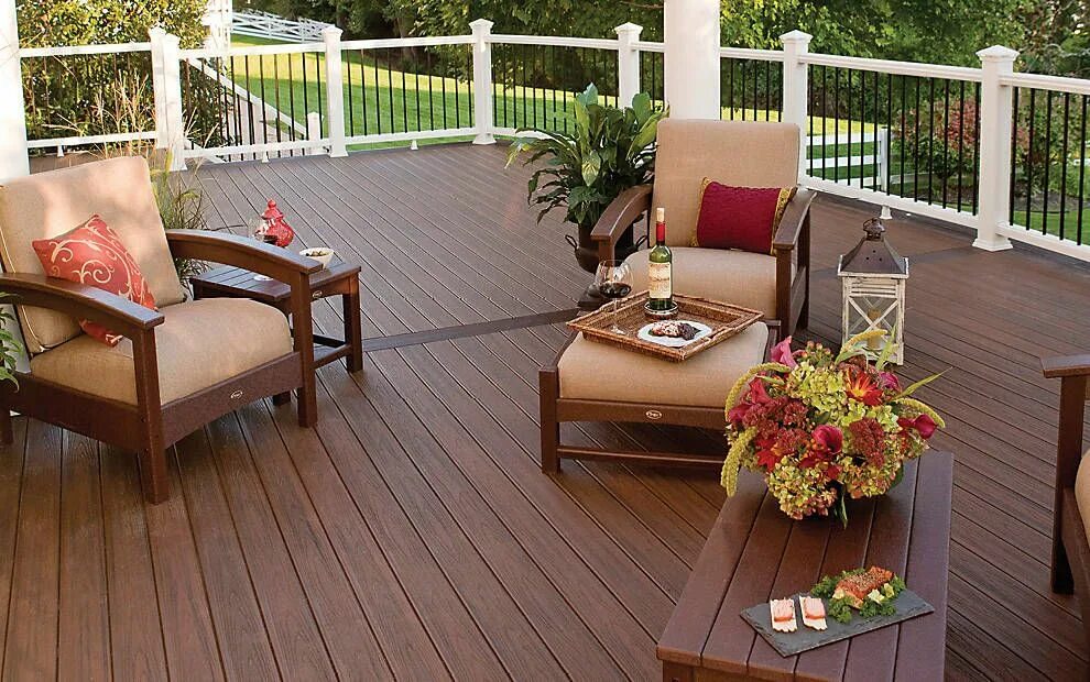 Покрытие пола на веранде на даче варианты Trex Transcend in Spiced Rum with Trex Furniture and Railing. #outdoorliving #st