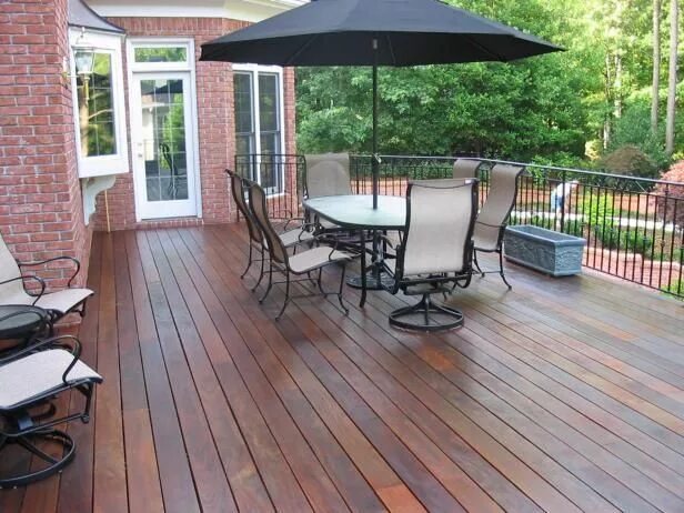 Покрытие пола на веранде на даче варианты 13 World Class Decks and Maintenance Tips https://www.hgtv.com/design/outdoor-de