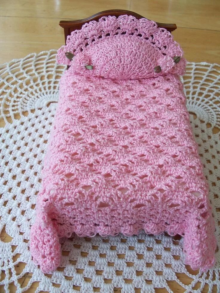 Покрывала для кукол вязание крючком со схемами Miniature Crochet Dollhouse Bedspread/Duvay in Pink with Matching Pillow. Croche