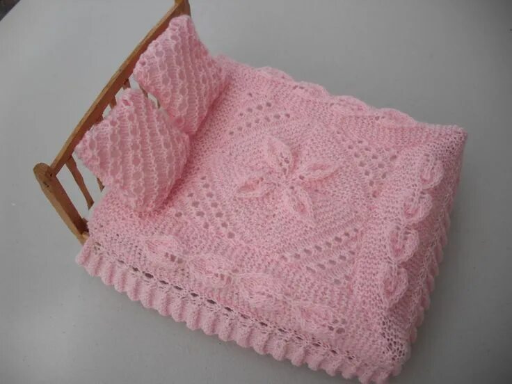 Покрывала для кукол вязание крючком со схемами 12th scale dolls house heirloom blanket Miniature knitting, Crochet bunny patter