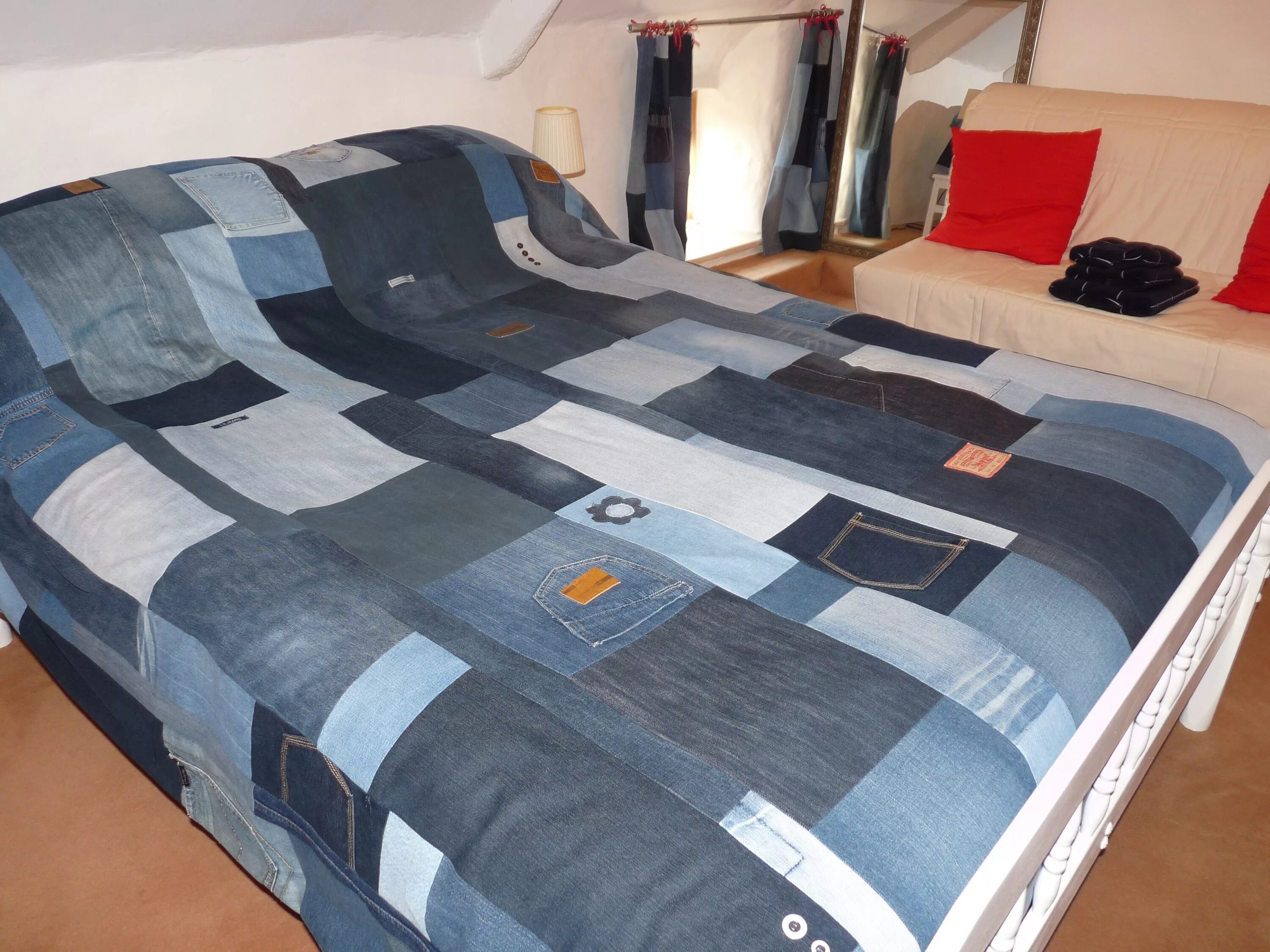 Покрывало из джинса фото Denim jeans patchwork bedspread throw blanket quilt. Embellished with jeans tags