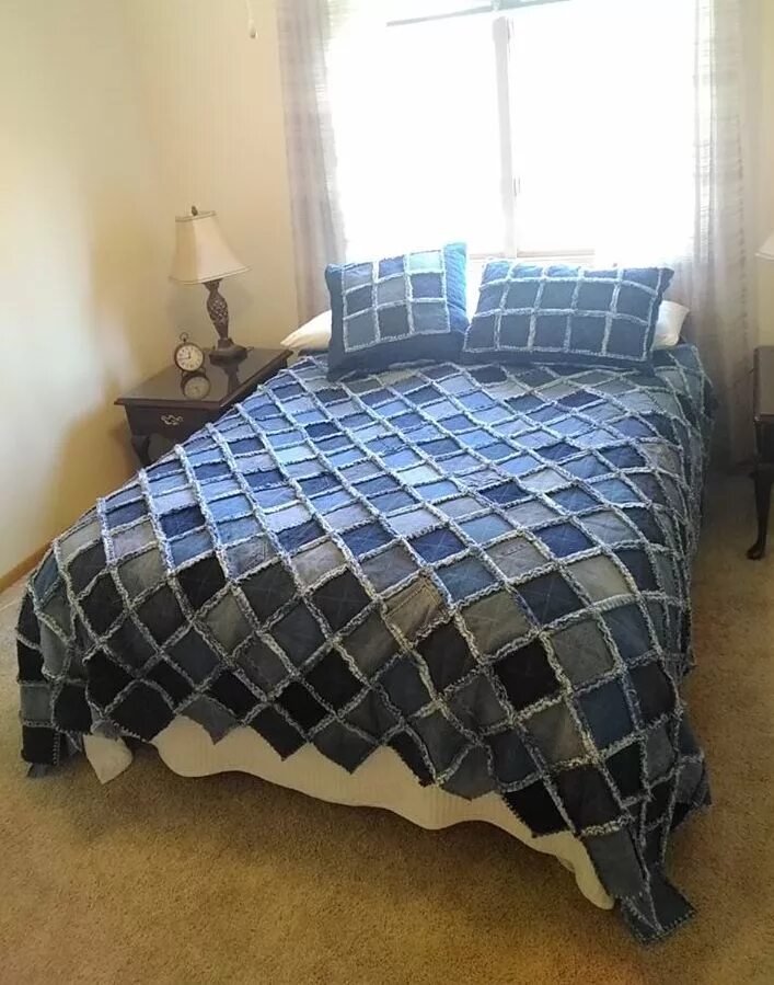 Покрывало из ткани своими руками фото Beautiful denim rag quilt sewn on the diagonal, with throw-pillow shams. Colcha 