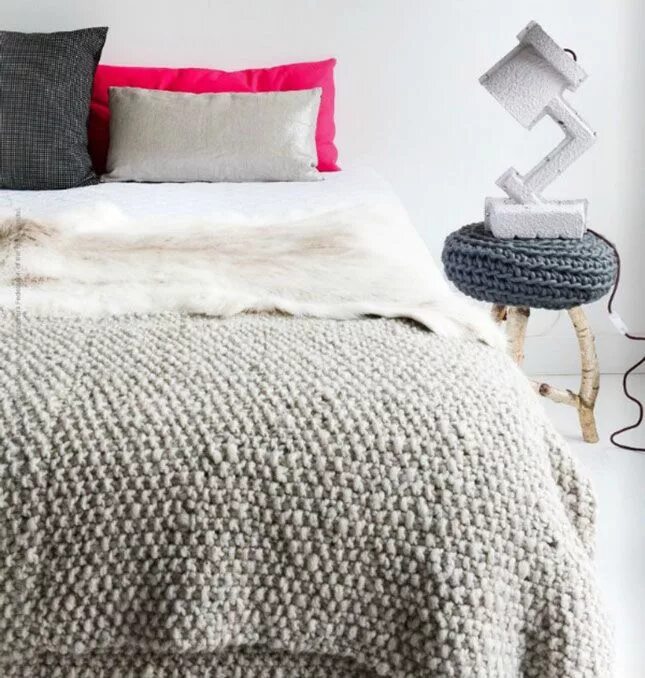 Покрывало на кровать в стиле лофт 25 Knitted Decor Ideas for Your Soon-To-Be Snuggly Home Inspiração do quarto, De