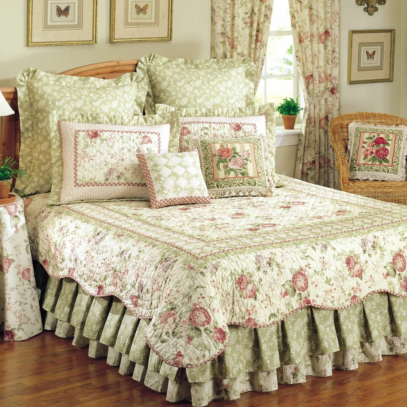 Покрывало на стену фото With its country splendor, this floral sham will bring traditional style to your