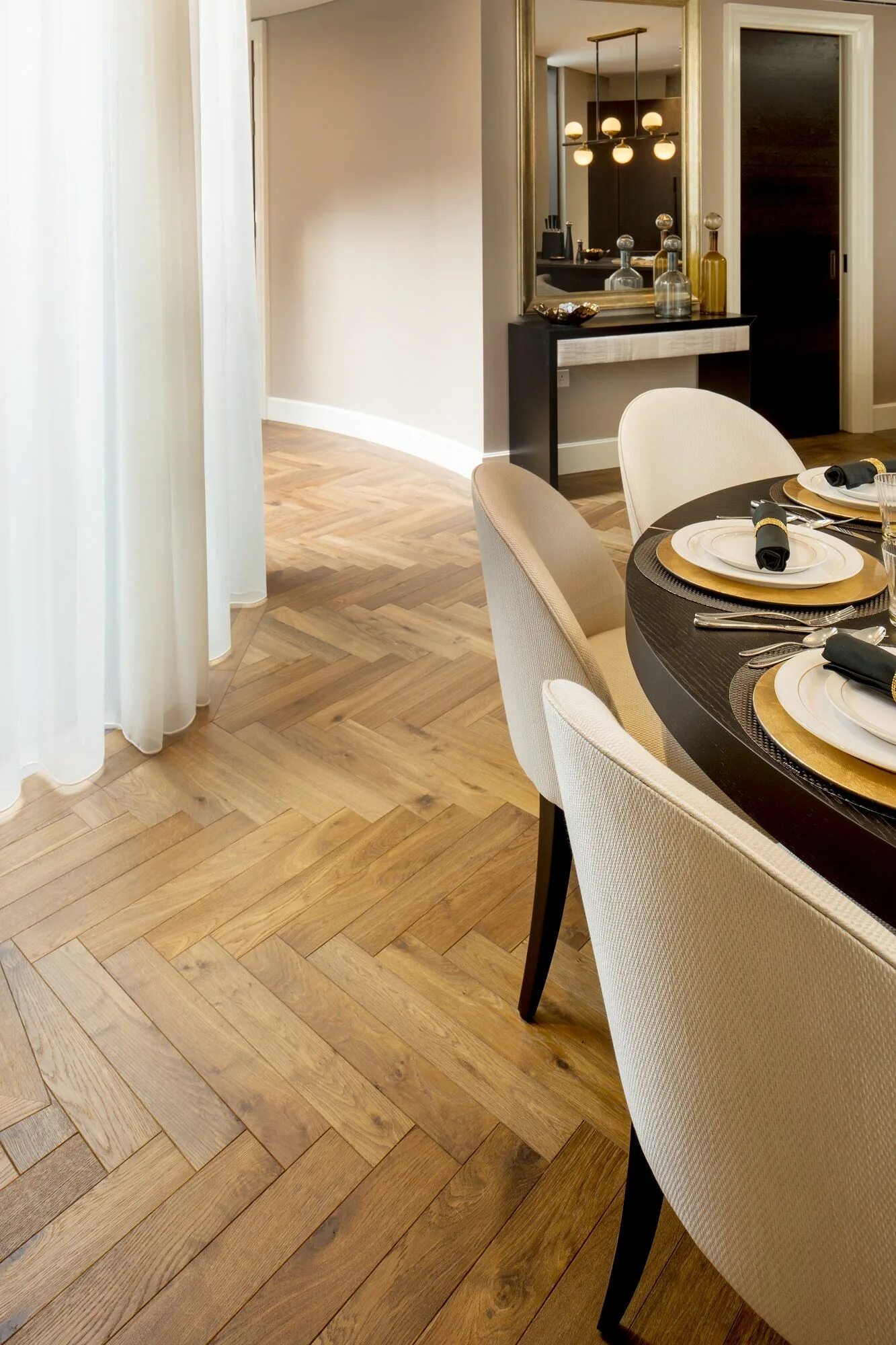 Пол елочка в современном интерьере London, UK - Hakwood Promise flooring in herringbone pattern adorns this dining 