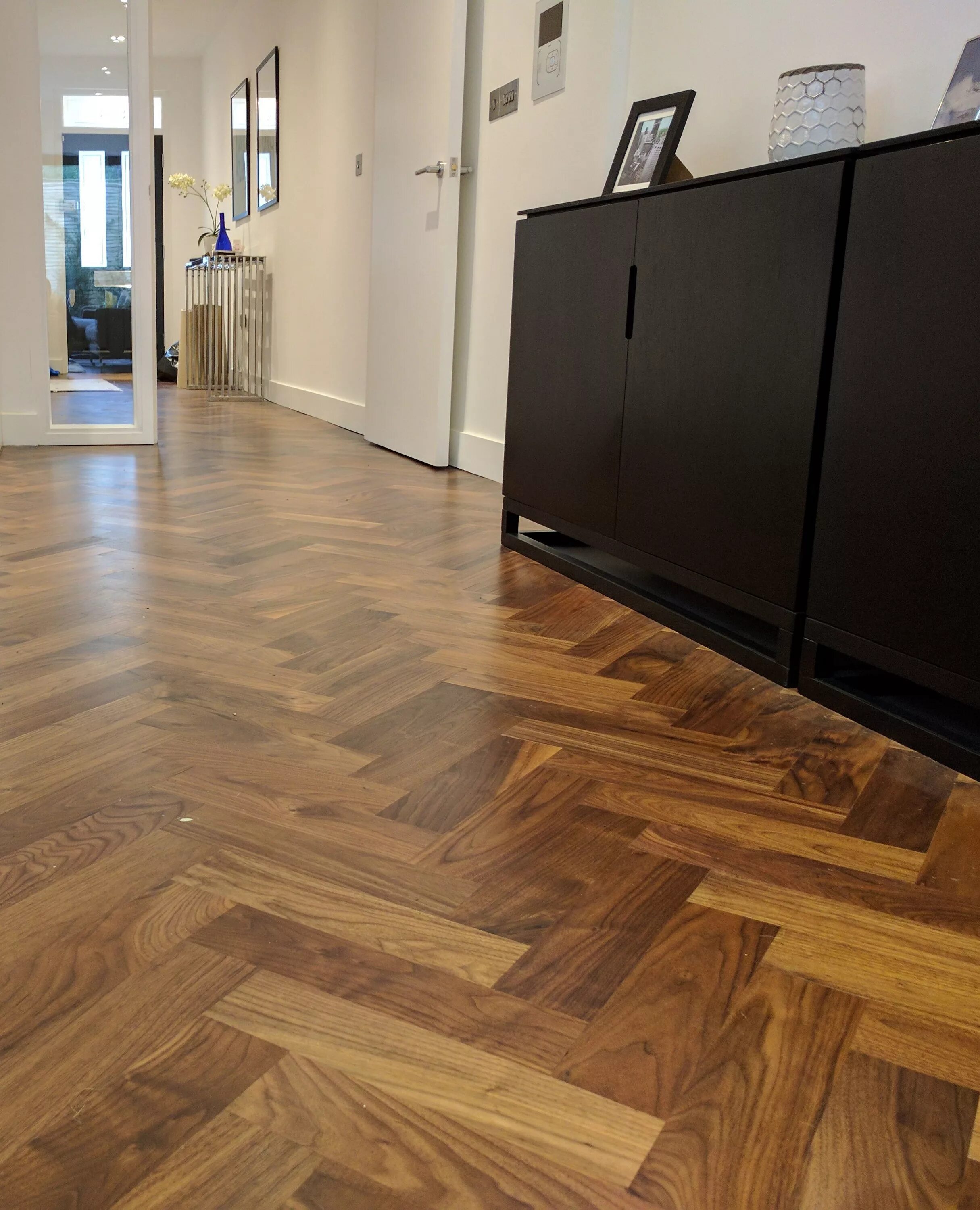 Пол елочка в современном интерьере We find that most of our customers want their new parquet floor fitted in the cl