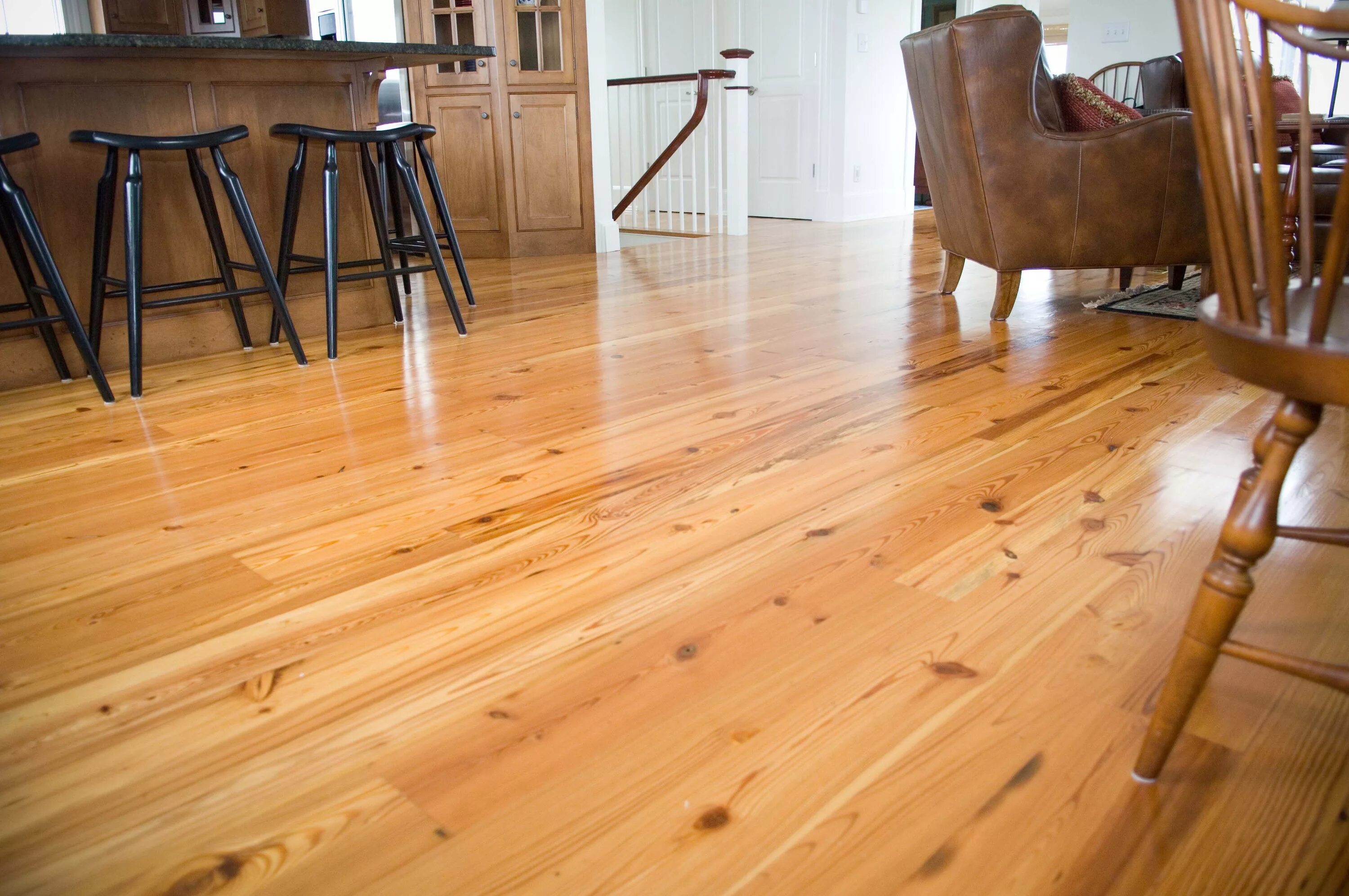 Пол из сосны фото Longleaf Lumber reclaimed #3 Rustic Heart Pine flooring in a home hallway. Cost 